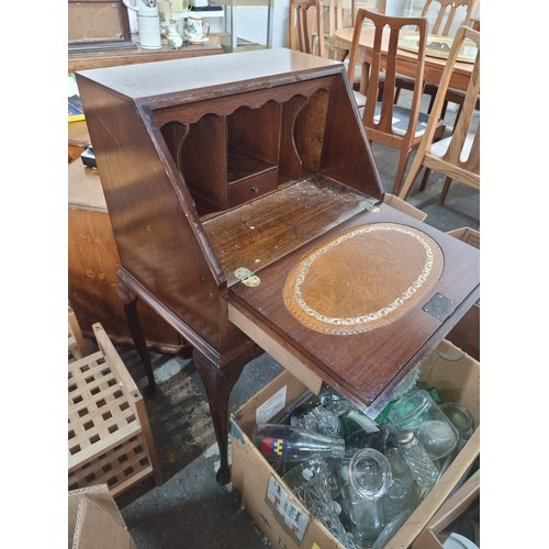 864 - A lovely neatly sized vintage writing desk with tooled leather writing slope which lifts to reveal l... 