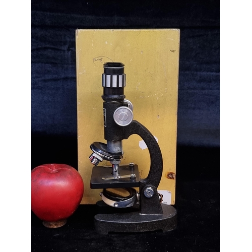 172 - A vintage Solus microscope with 100X-750X zoom. With three objectives and mirror. Original wooden bo... 