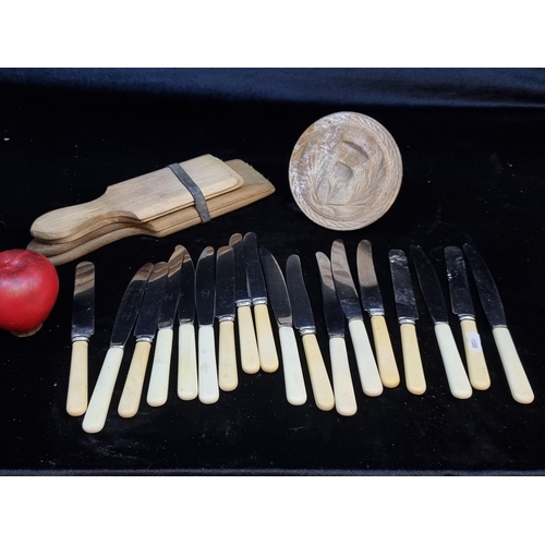 174 - A box with 18 knives with cream handles, a wooden bread stamper and four butter paddles.