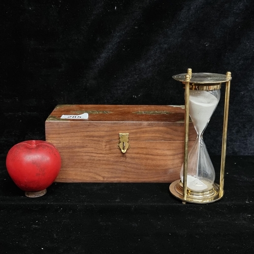 285 - An elegant very large hourglass with a brass frame, glass reservoir and white sand. Comes with woode... 