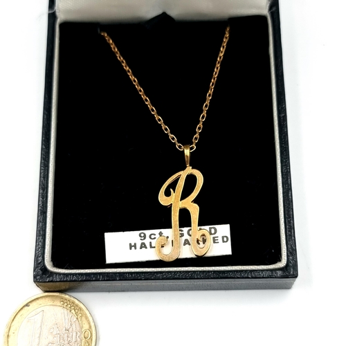 52 - A fabulous 9 carat gold necklace, set with alphabet pendant 