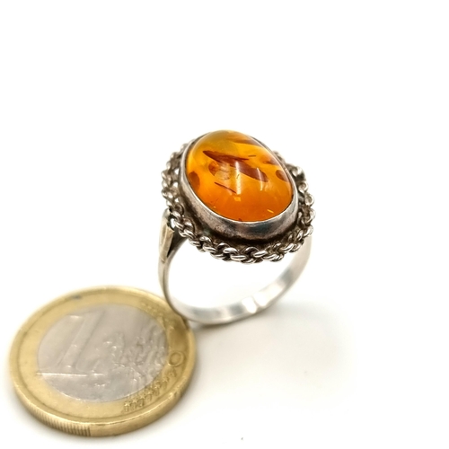 890 - A beautiful vintage silver ring with a large cabochon amber stone. Ring size R.