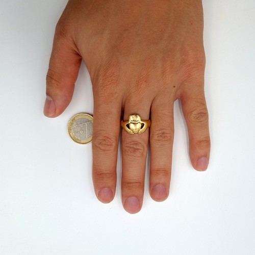 1 - Star Lot: An exceptional vintage 18 carat gold heavy Claddagh ring. Ring size: P. Weight: 7.37 grams... 