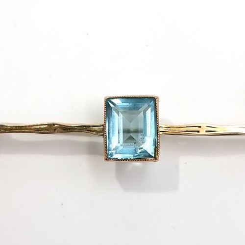 10 - A beautiful vintage 9 carat gold intricately crafted Aquamarine brooch, featuring a large central st... 