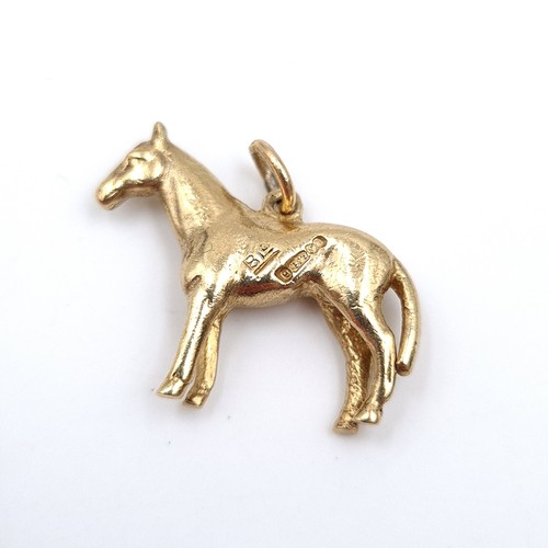 23 - A very pretty detailed 9 carat gold charm, in the form of a horse. Perfect for an equestrian lover! ... 