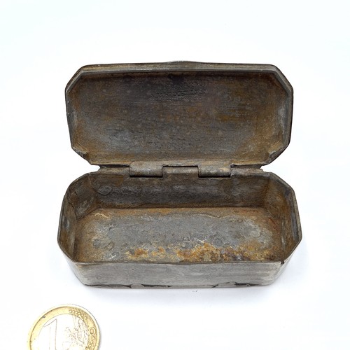 41 - A handsome late 18th century metal hinged snuff box, set with French inscription to lid. Dimensions:... 