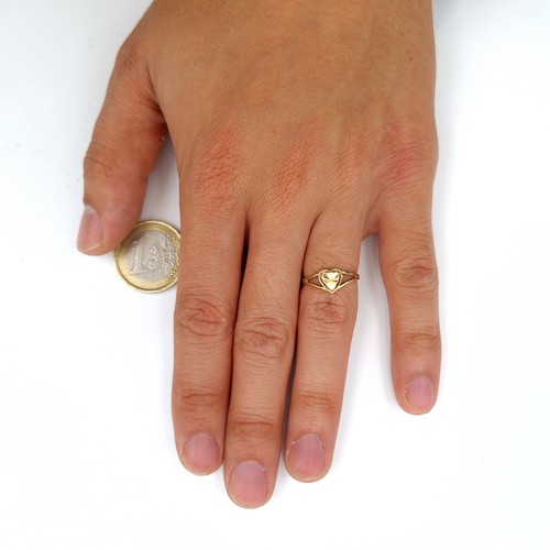 56 - A stunning 14 carat gold ring., set with a pretty heart shaped shield design. Ring size: J. Weight: ... 