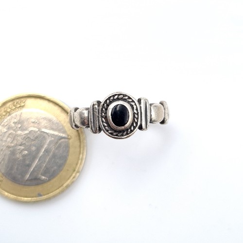 57 - An unusual vintage sterling silver Onyx stone ring. Ring size: L. Weight: 3 grams.