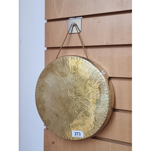 273 - A lovely brass gong with rope for wall mount. Lovely pitch.