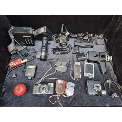 286 - A collection of fourteen vintage photography items, including a Metz 60CT-2 Electronic Flash Unit, a... 