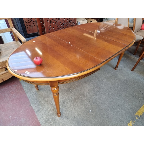 332 - A beautiful large extendable dinning table. In very nice clean condition.