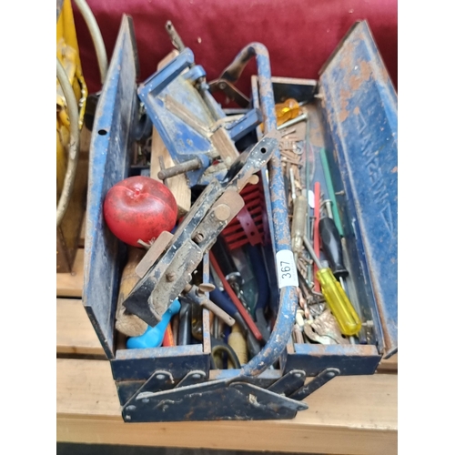 367 - A large vintage heavy duty metal tool box, filled with various tools, screwdrivers, vices, bolts, fi... 