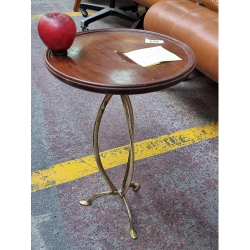 404 - An elegant 1920s brass and mahogany side table from Harris and Sheldon. With a round top and a curvi... 