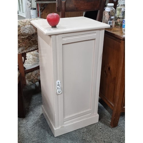 742 - A vintage painted pine bedroom / bathroom locker. Features shelf to interior.
H 75cm x W 41cm x D 32... 