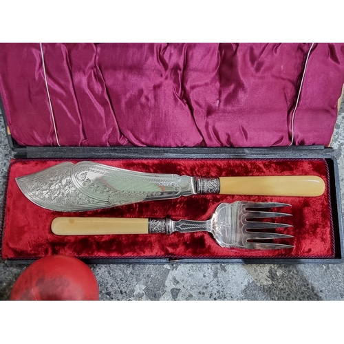 912 - A wonderful vintage fish serving fork and knife set housed in its original box.