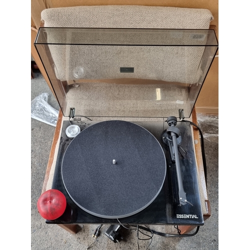 919 - A Pro-Ject audio systems essentials vinyl turntable.