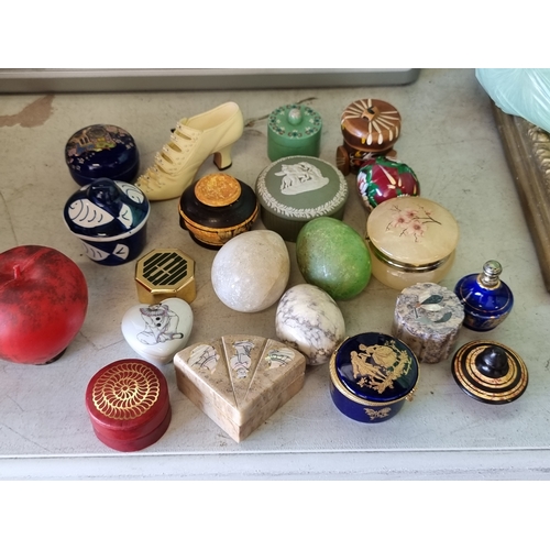 934 - A box containing approx 19 items including neatly sized ring boxes with a Wedgewood example along wi... 