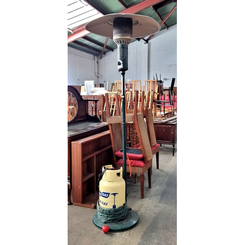 950 - A high quality patio gas heater with temperature control, a protective rim and a FloGas 10.90kg gas ... 