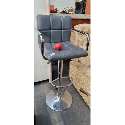 969 - A modern bar stool with adjustable height. Featuring a padded seat and a chrome base. No reserve €1 ... 