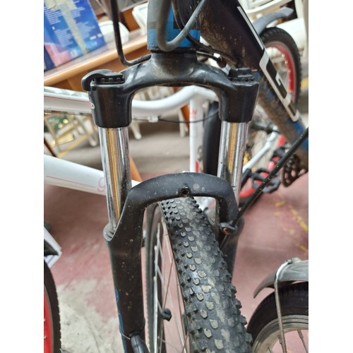 330 - Star Lot : A fantastic Avalanche Sport GT mountain bike. With a stable and durable aluminum frame an... 