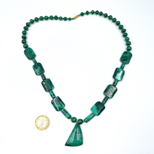 985 - A beautiful vintage beaded necklace in a marbled malachite finish. Set with screw clasp. Nice weight... 