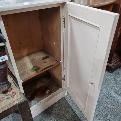 742 - A vintage painted pine bedroom / bathroom locker. Features shelf to interior.
H 75cm x W 41cm x D 32... 