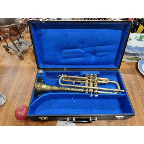 814 - A vintage trumpet complete with mouthpiece, held in original lined carry case. Marked Kay to bell. 
... 