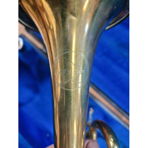 814 - A vintage trumpet complete with mouthpiece, held in original lined carry case. Marked Kay to bell. 
... 