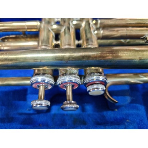 814 - A vintage trumpet complete with mouthpiece, held in original lined carry case. Marked Kay to bell. 
... 