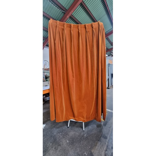 876 - A pair of very heavy quality lined velvet curtains in an amber colour. Length: 200cm