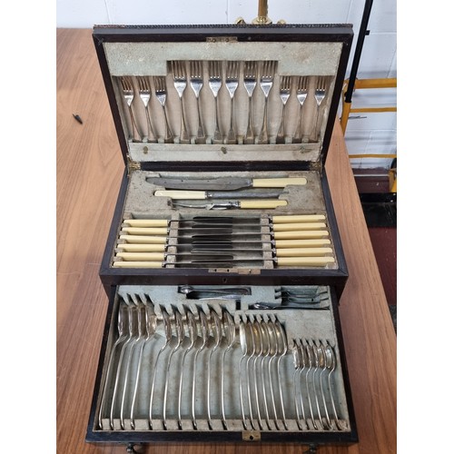 878 - A beautiful vintage cutlery set housed in a fabulous display case with pull out drawer, brass fittin... 