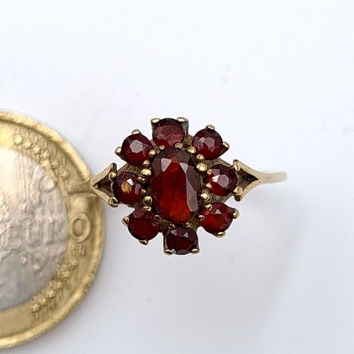 22 - A beautiful vintage 9 carat gold generous garnet floral cluster Garnet stone ring. Ring size: Q. Wei... 