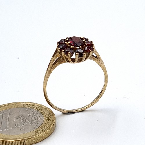 22 - A beautiful vintage 9 carat gold generous garnet floral cluster Garnet stone ring. Ring size: Q. Wei... 