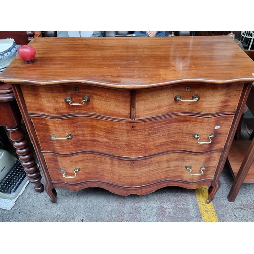 928 - Star lot : A gorgeous Victorian chest of drawers boasting a serpentine facade and four drawers with ... 