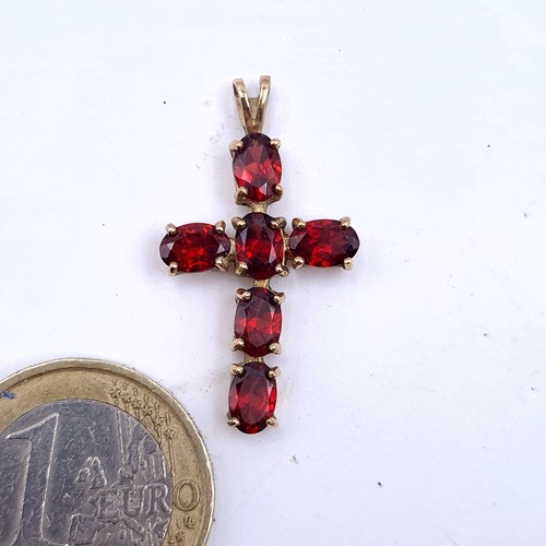 931 - A stunning natural garnet cross pendant in 9 carat gold. Total weight 1.80 grams.