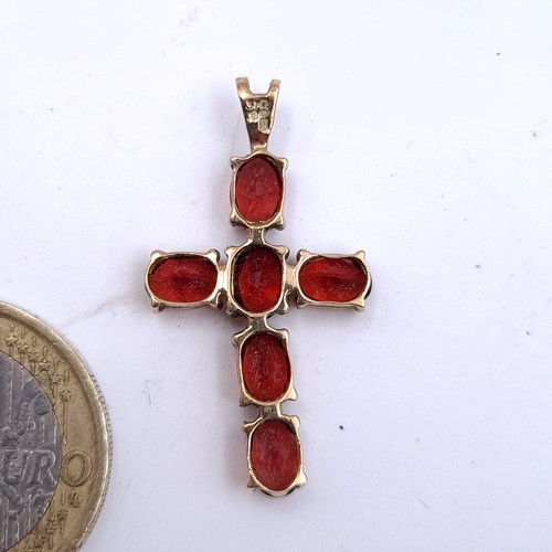 931 - A stunning natural garnet cross pendant in 9 carat gold. Total weight 1.80 grams.