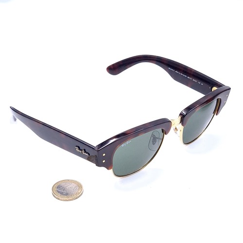 933 - A stylish pair of genuine ladies Ray-Ban tortoise shell sunglasses, complete with leather travel cas... 