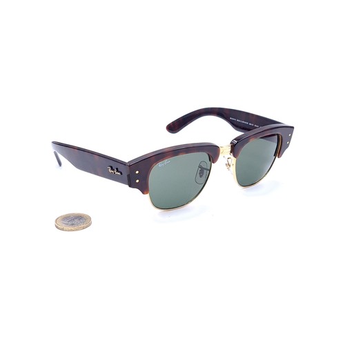 933 - A stylish pair of genuine ladies Ray-Ban tortoise shell sunglasses, complete with leather travel cas... 