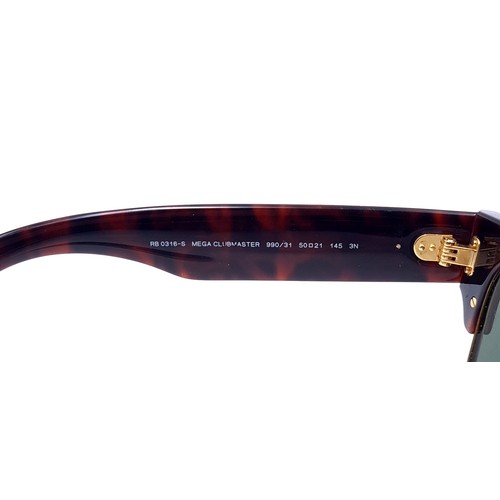 933 - A stylish pair of genuine ladies Ray-Ban tortoise shell sunglasses, complete with leather travel cas... 