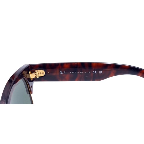 933 - A stylish pair of genuine ladies Ray-Ban tortoise shell sunglasses, complete with leather travel cas... 