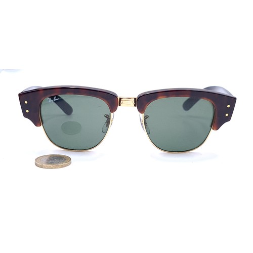 933 - A stylish pair of genuine ladies Ray-Ban tortoise shell sunglasses, complete with leather travel cas... 