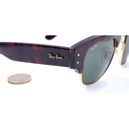 933 - A stylish pair of genuine ladies Ray-Ban tortoise shell sunglasses, complete with leather travel cas... 