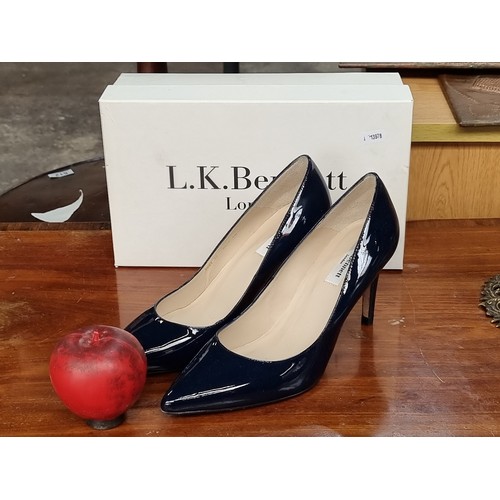 Size 2 best sale navy heels