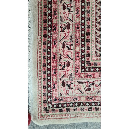 924 - Star lot : A fabulous hand knotted Sarough Mir- Teppich  wool rug in shades of cream and brown. Mm: ... 