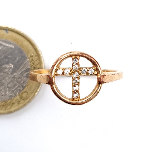 52 - An unmarked gentleman's gold ring, set with a gem stone cross detail. Ring size: T. Weight: 2.08 gra... 