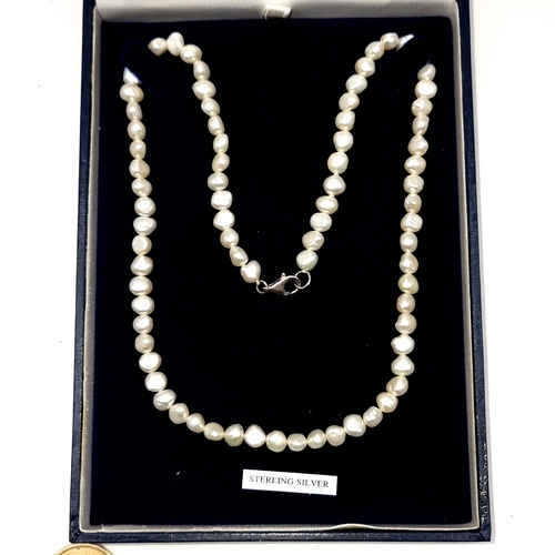 39 - A fabulous freshwater pearl necklace set with a sterling silver clasp. Length 44cm. Comes with origi... 