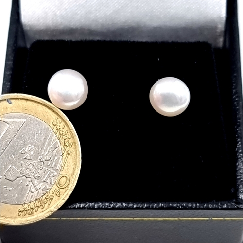 4 - A pair of 9 carat gold pearl stud earrings. Total weight 1.0 grams