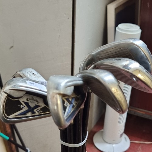 884 - A set of Callaway X-20 graphite shaft golf irons (3-9) along with a PW and SW. All in good condition... 