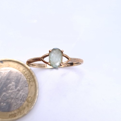 45 - Star Lot : A Beautiful vintage aquamarine stone 9 carat gold ring. Ring size O.