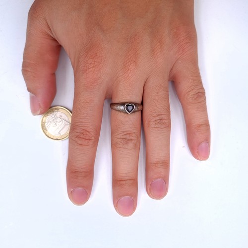 46 - A sterling silver heart shaped garnet stone ring. Ring size O. Total weight 2.14 grams.